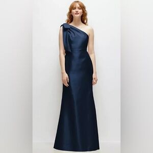 NWT Alfred Sung Bow One-Shoulder Satin Trumpet Gown in Navy, D794, Size 12R
